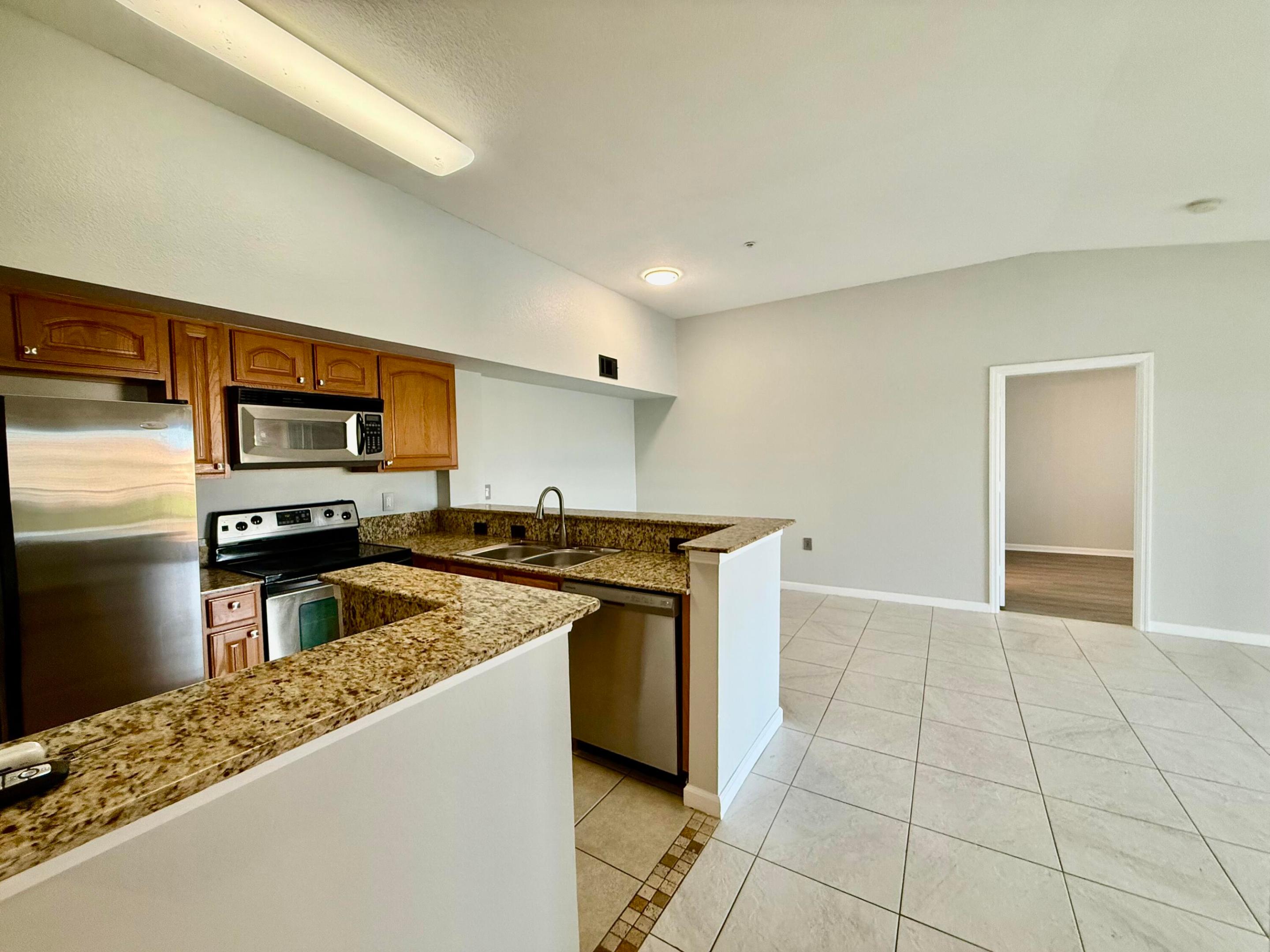 THE CLUB AT ST LUCIE WEST, A CONDOMINIUM - Residential Lease