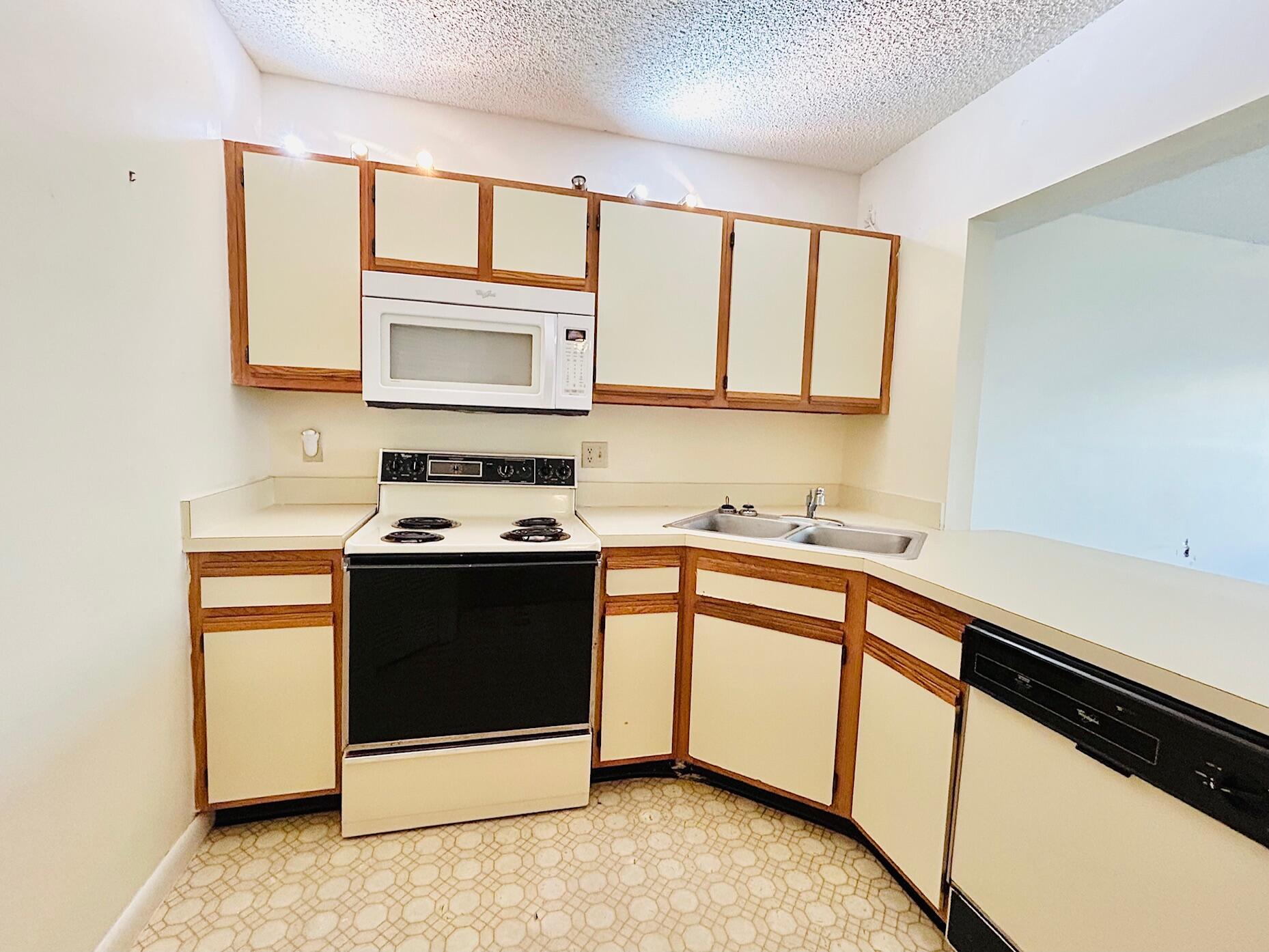 ARBOURS OF THE PALM BEACH - Residential