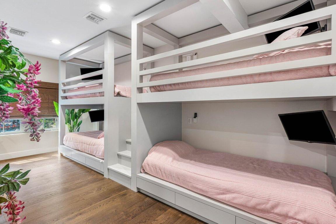 TROPIC ISLE - Residential