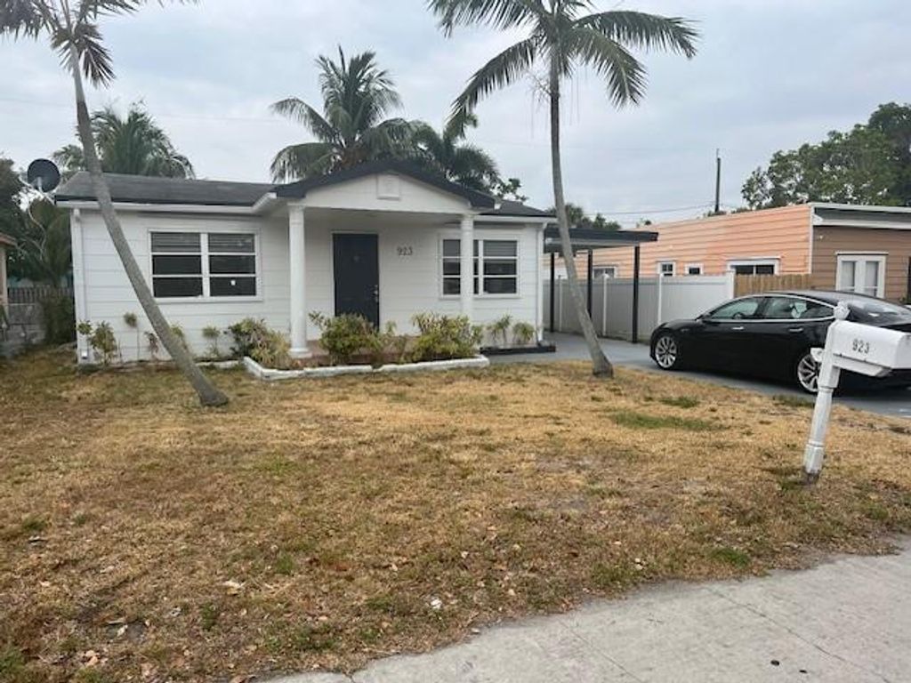 Photo of 923 S D Street, Lake Worth Beach, FL 33460 (MLS # F10435741)