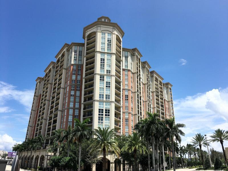 Fantastic two bedroom, modern unit at luxurious Cityplace South Tower. Open and bright with balcony over looking the pool and gorgeous views of the intracoastal. Stainless Steel appliances, tile floor, granite countertops. Excellent location just walking distance to Cityplace and Clematis, minutes from I-95 and the PBI Airport.
