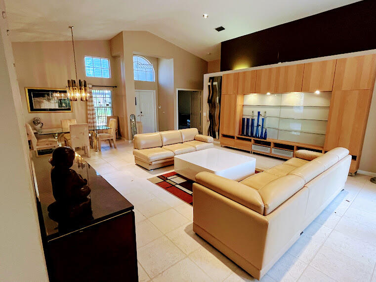 VALENCIA LAKES 1 - Residential