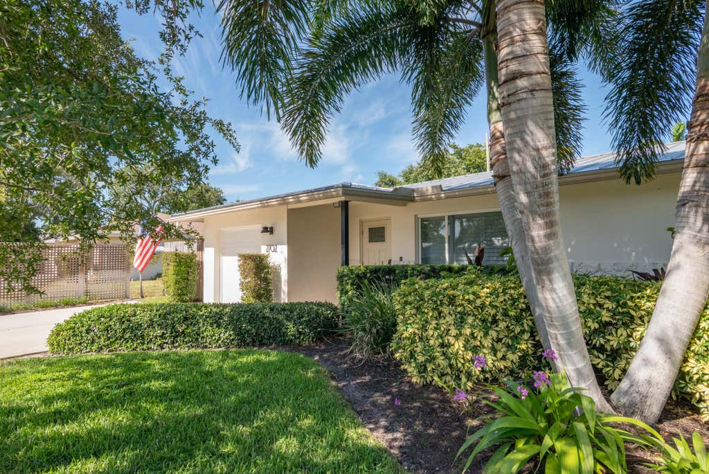 Photo of 2702 SW 6th Street, Boynton Beach, FL 33435 (MLS # B26058969)