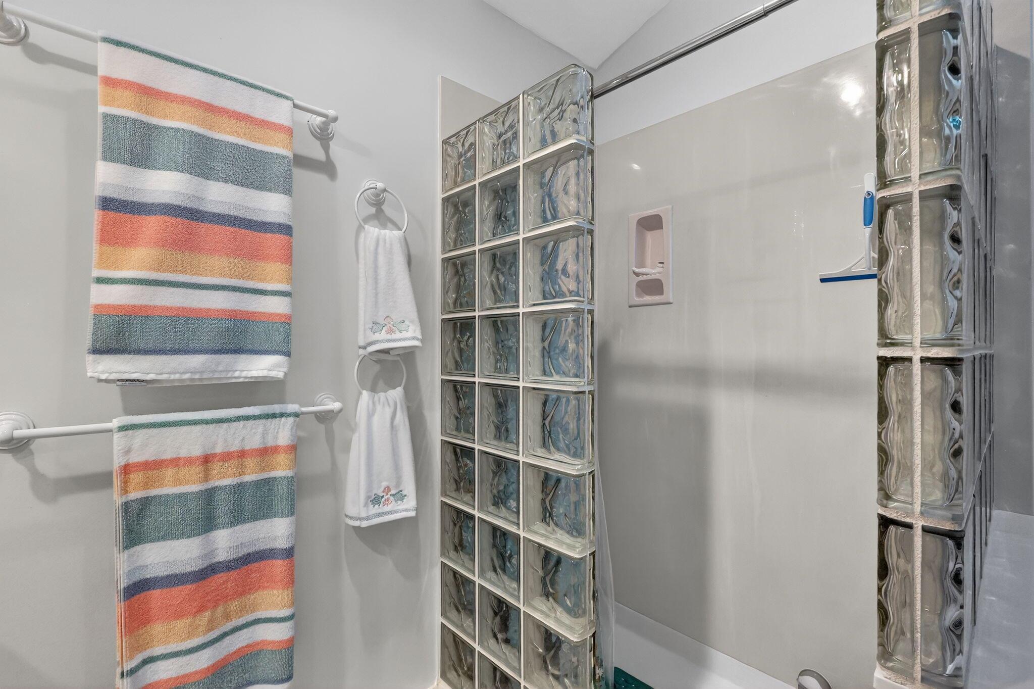 EMERALD LAKES - Residential