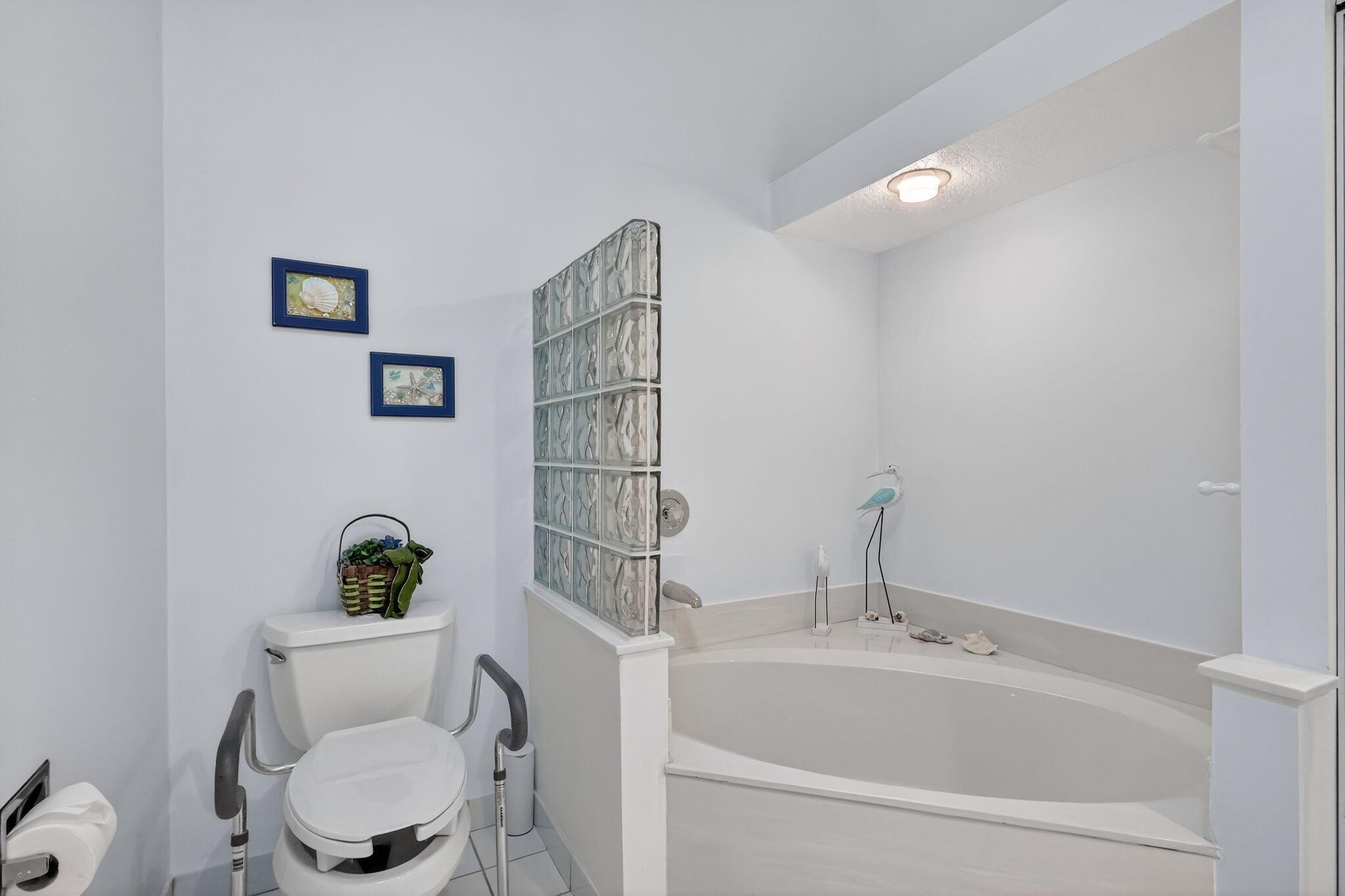 EMERALD LAKES - Residential