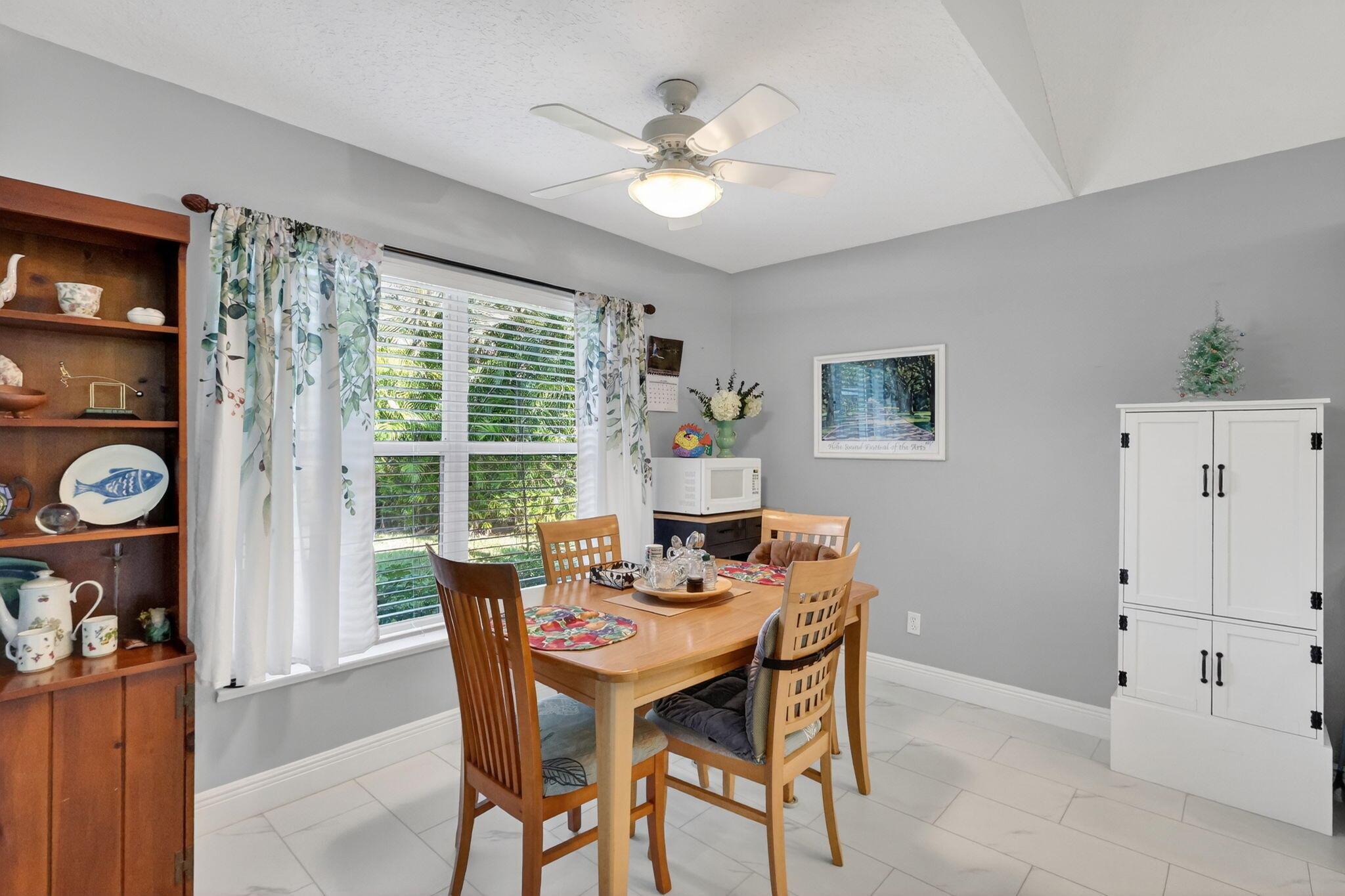 EMERALD LAKES - Residential