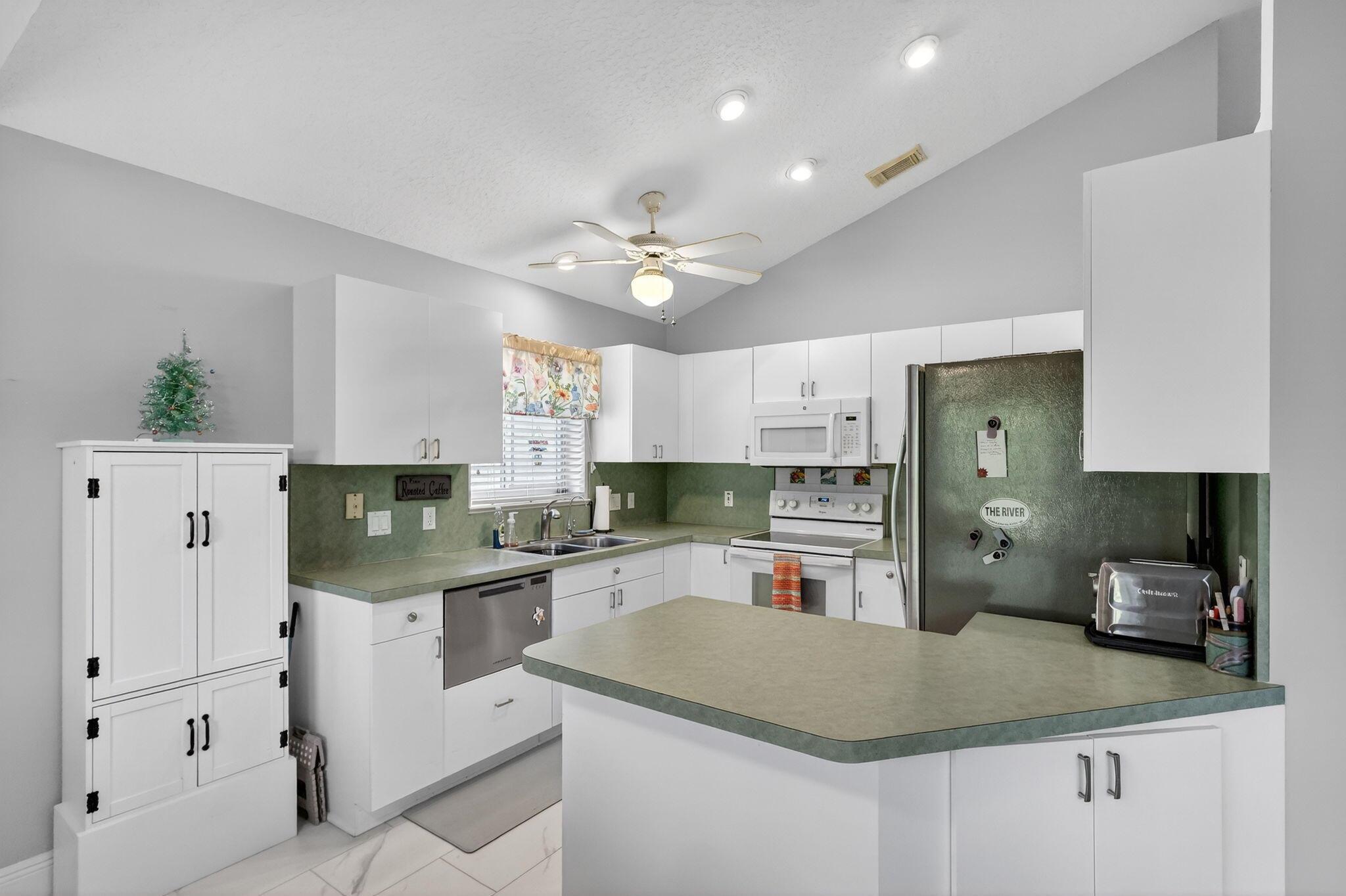 EMERALD LAKES - Residential