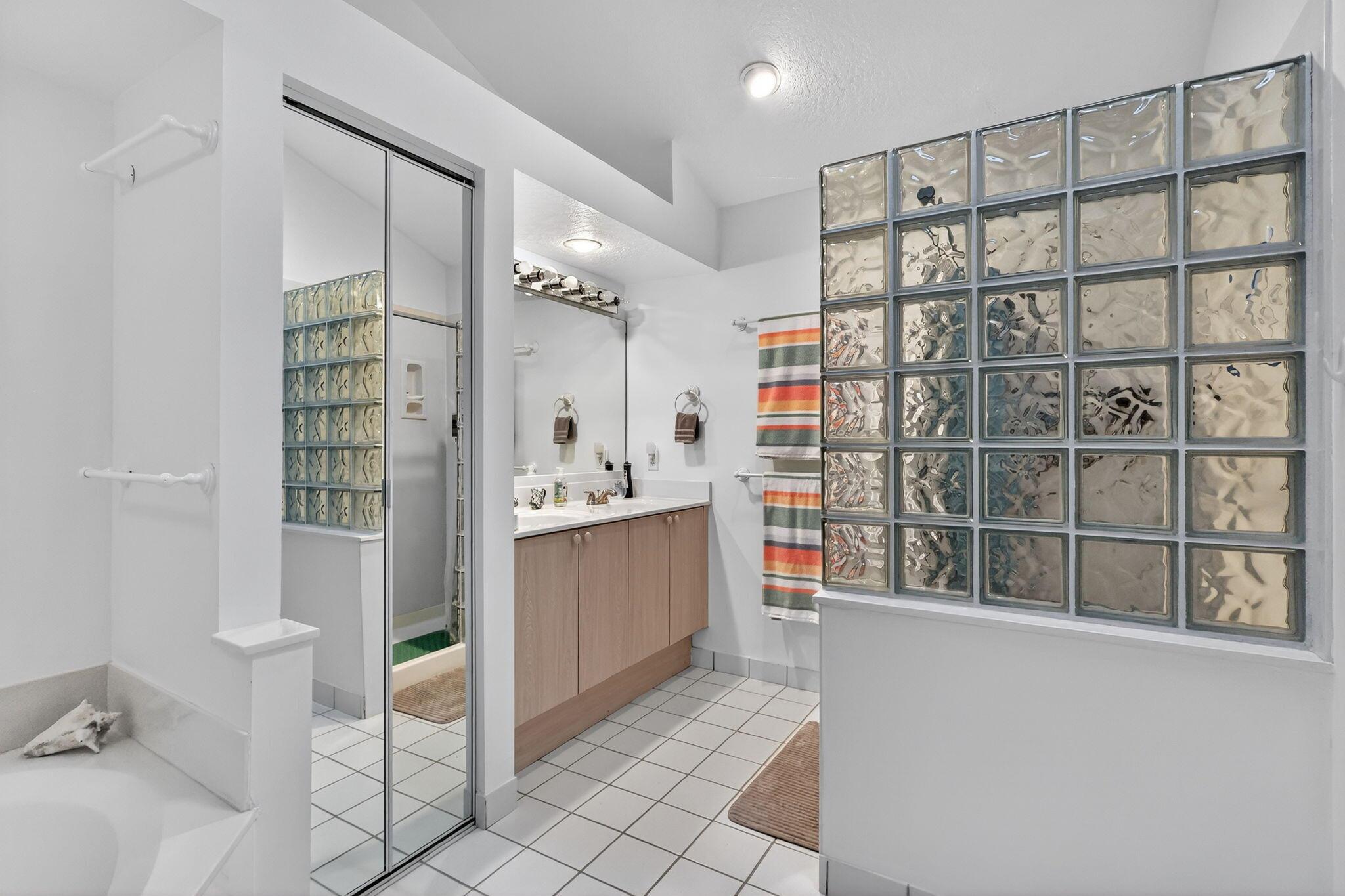 EMERALD LAKES - Residential