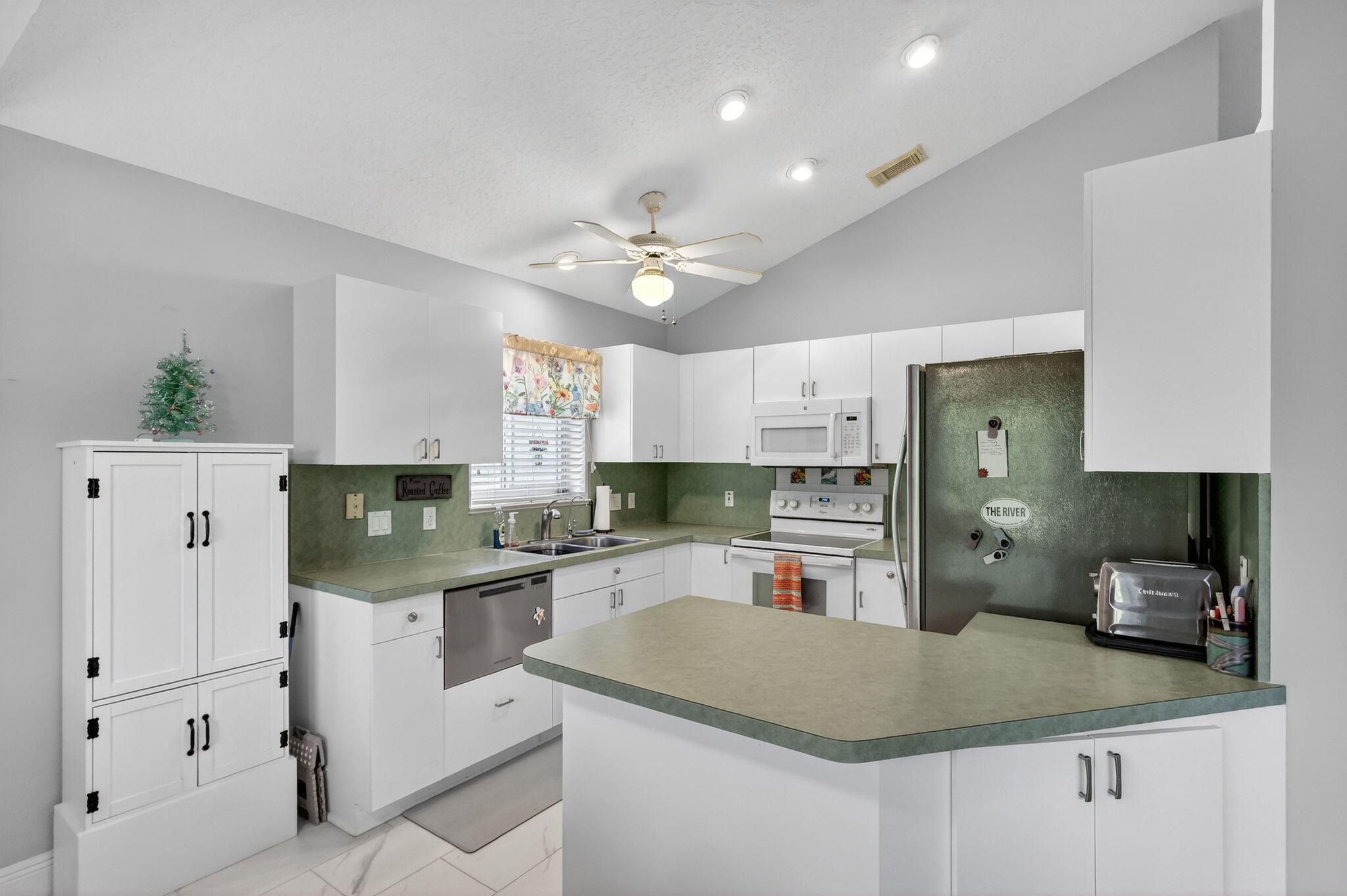 EMERALD LAKES - Residential