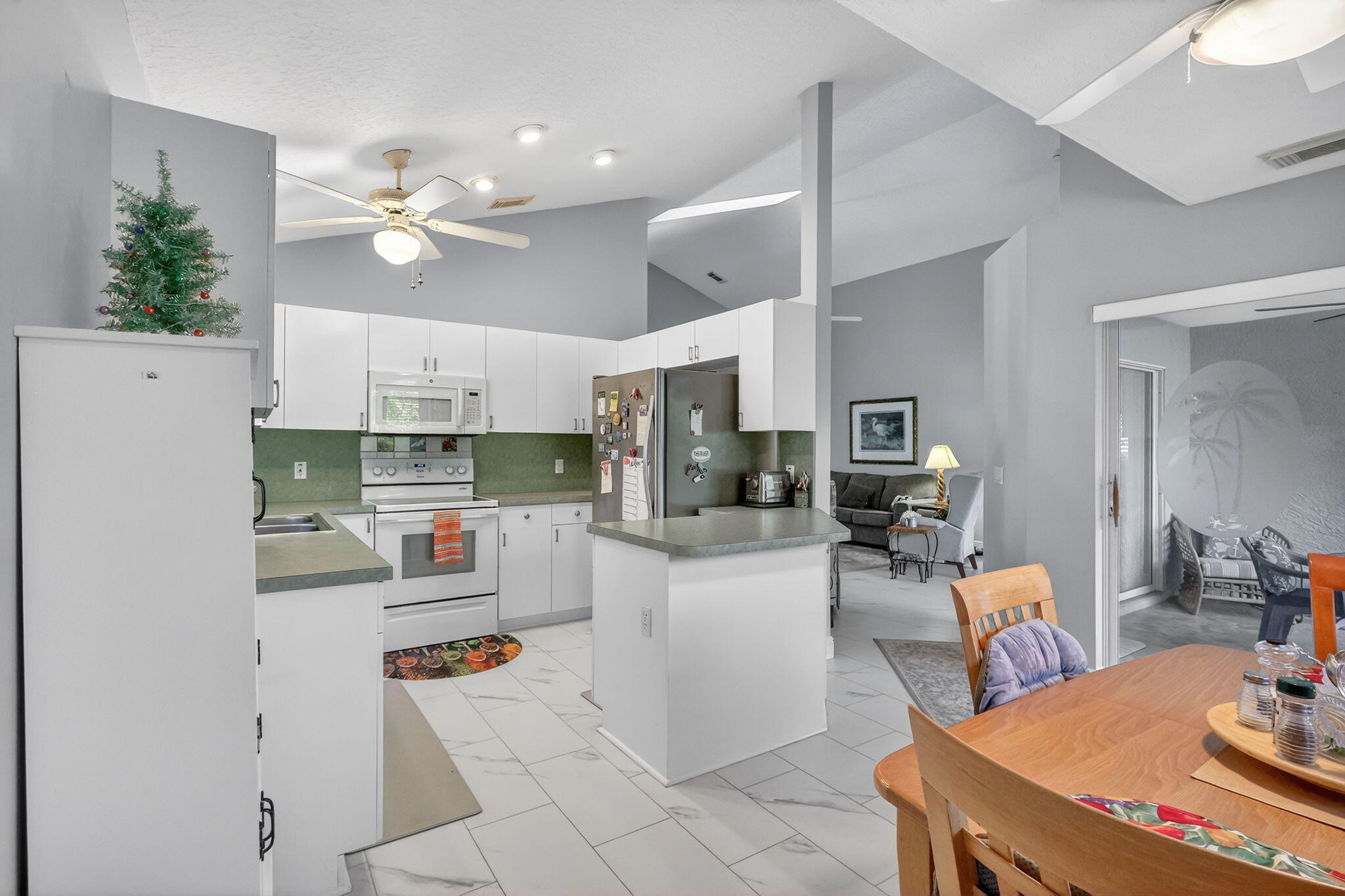 EMERALD LAKES - Residential