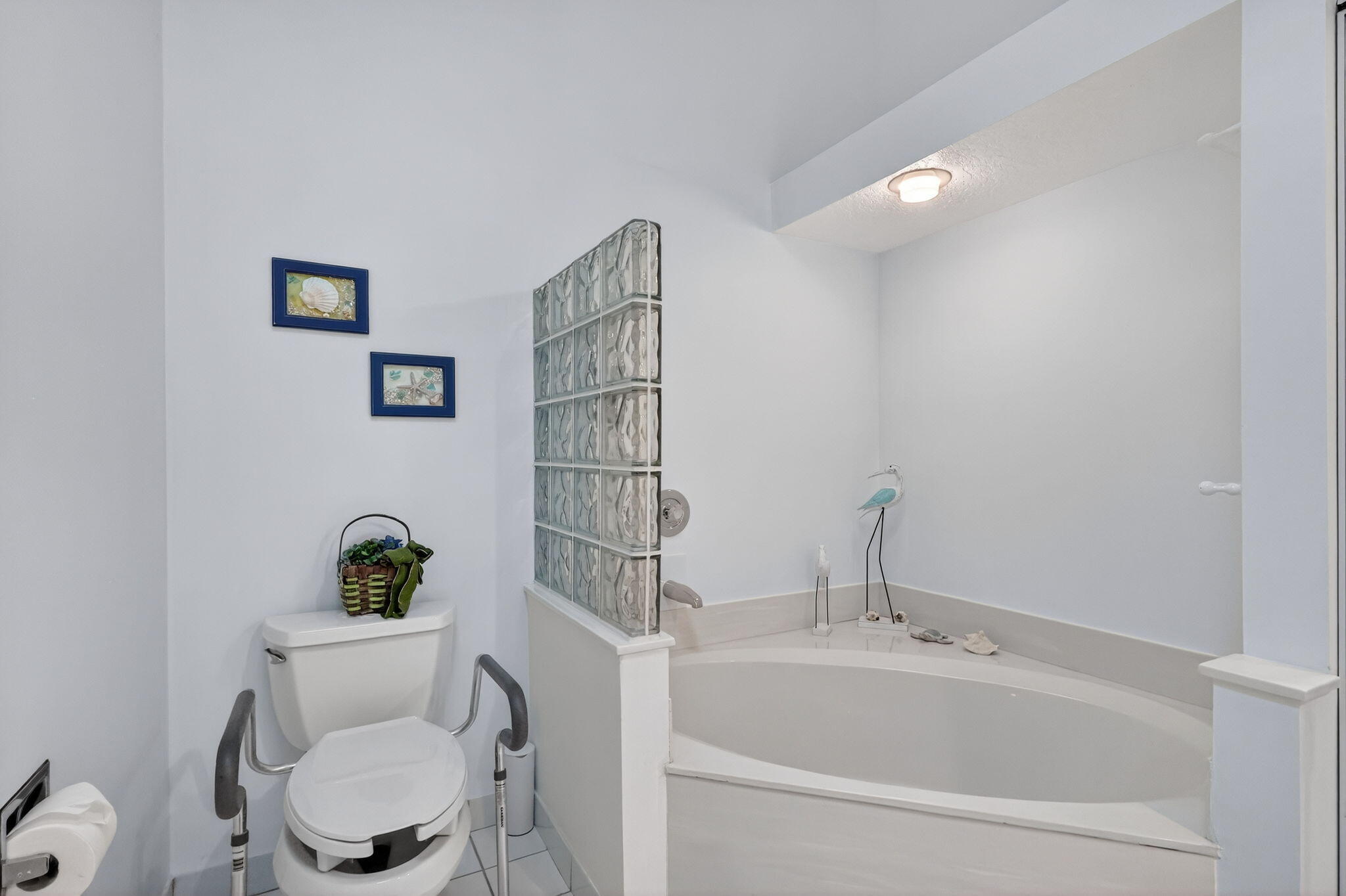 EMERALD LAKES - Residential