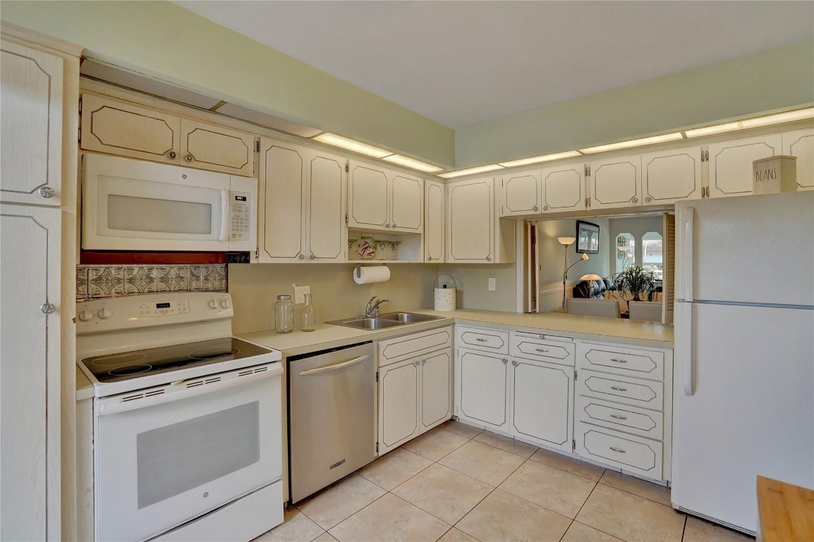 3111 NE 51st Street 106C