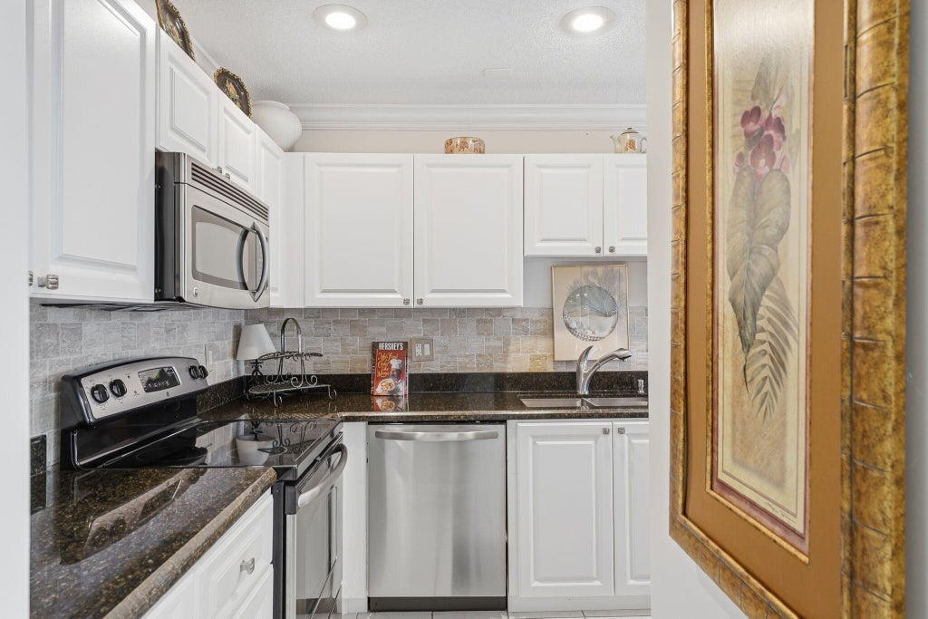 Photo of 2480 Juniper Drive, Delray Beach, FL 33445 (MLS # B26092616)