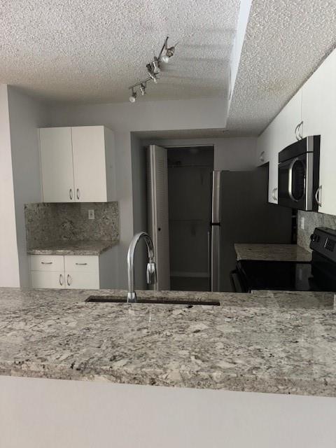 RIVIERA PALMS - Residential