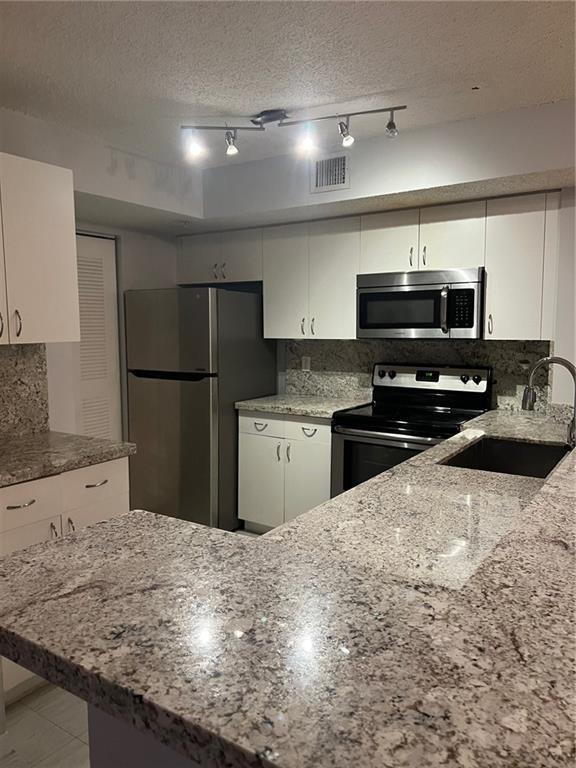 RIVIERA PALMS - Residential