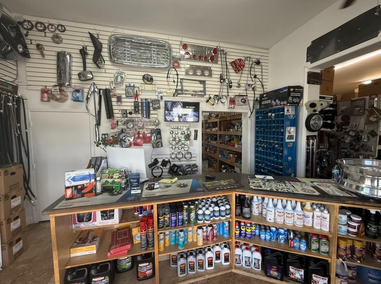 Main image without alt text