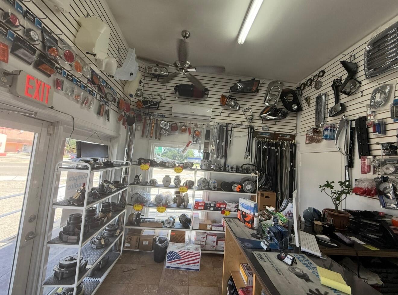 Main image without alt text