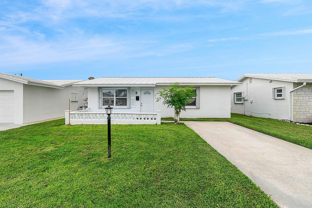 Photo of 1315 SW 21 Street, Boynton Beach, FL 33426 (MLS # R11122582)