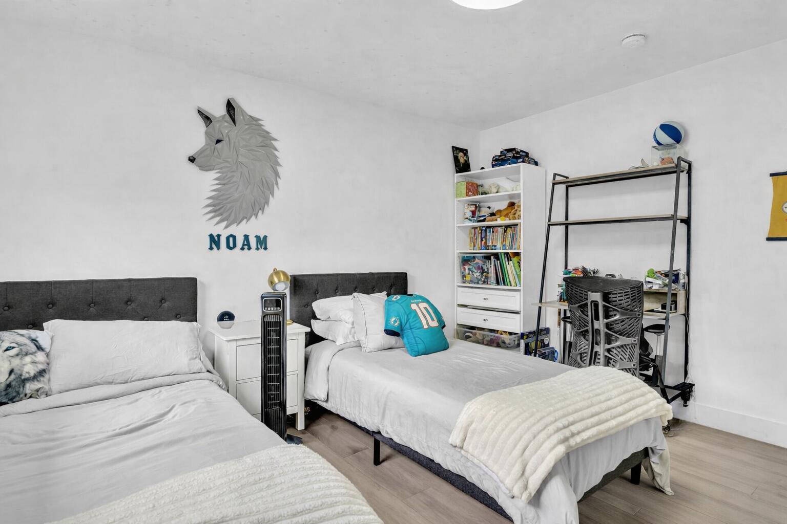 HOLLYWOOD HILLS - Residential