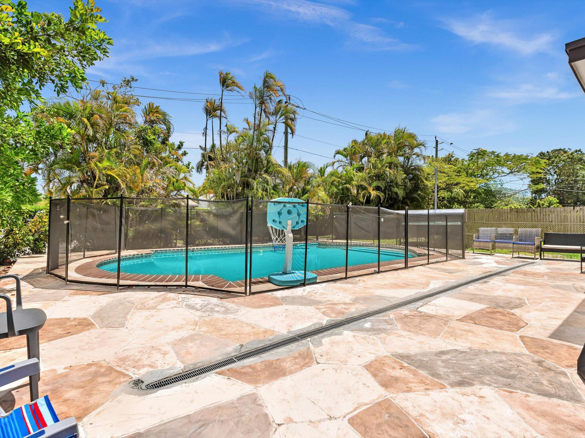 HOLLYWOOD HILLS - Residential