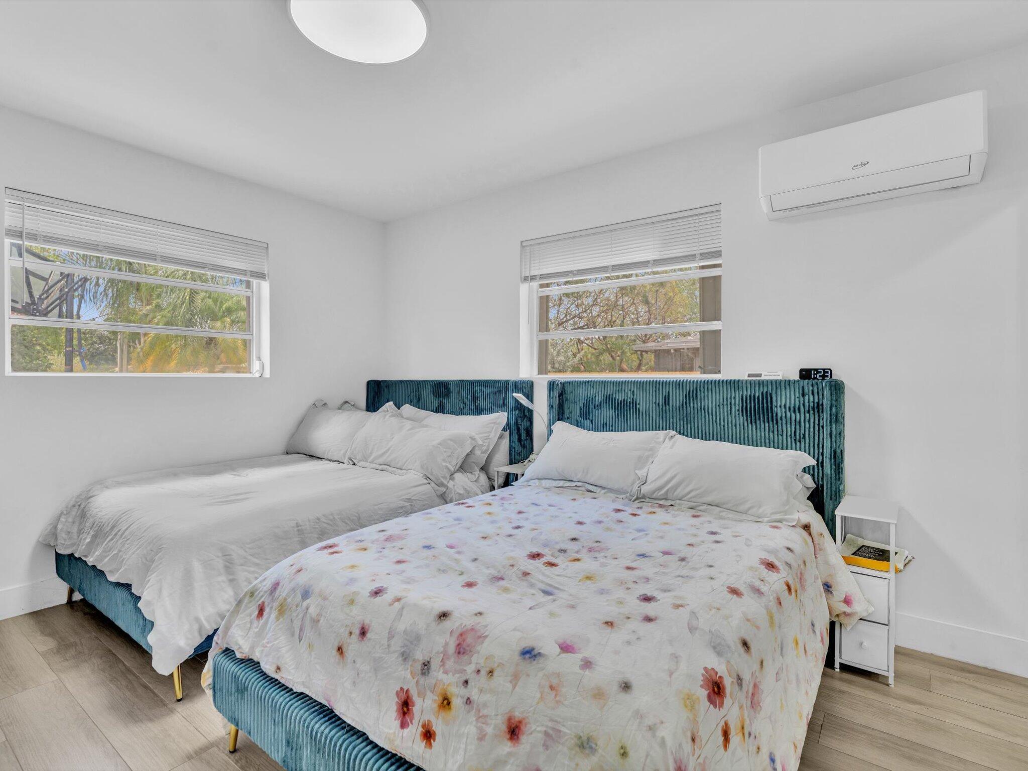 HOLLYWOOD HILLS - Residential