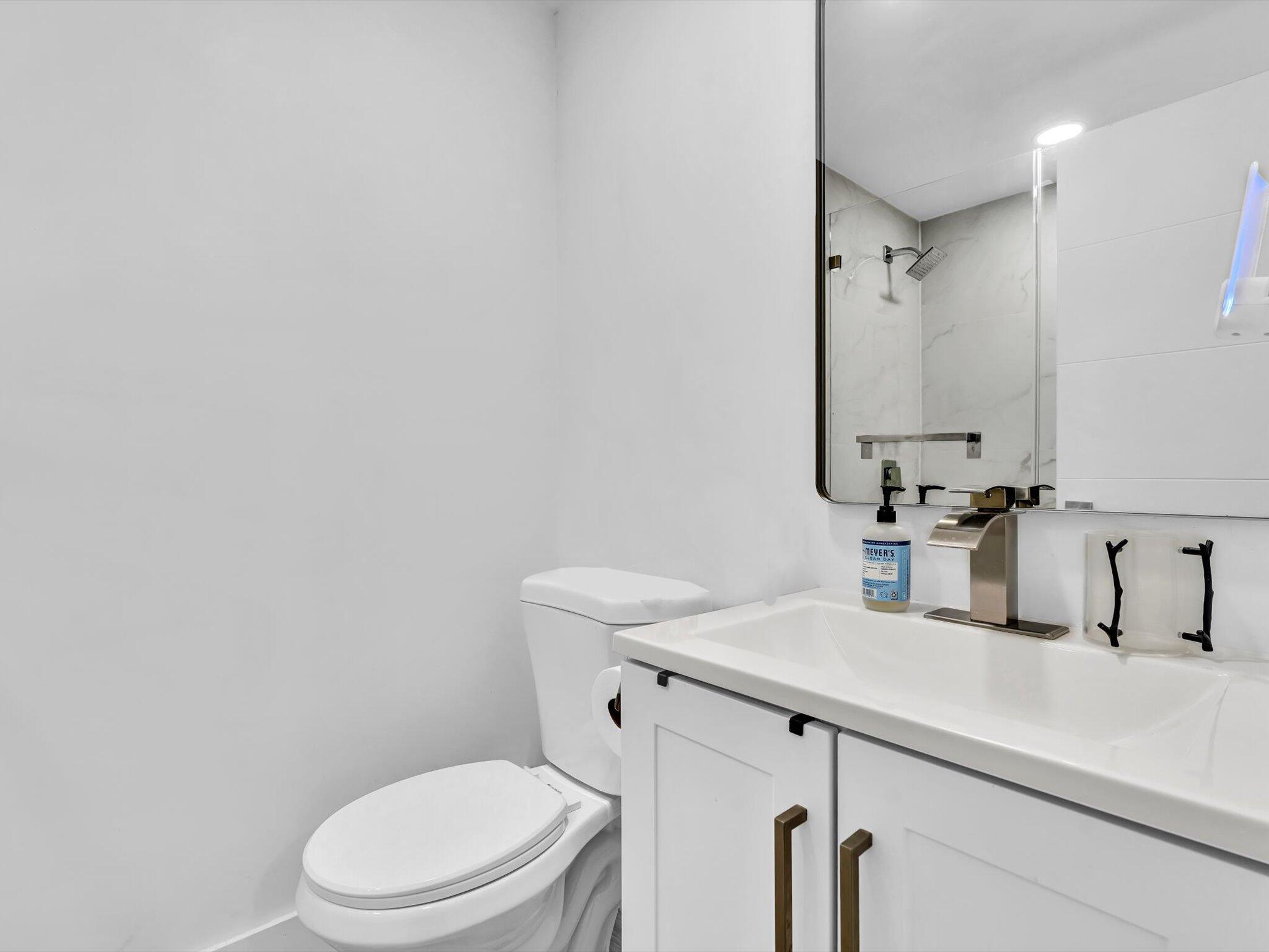 HOLLYWOOD HILLS - Residential