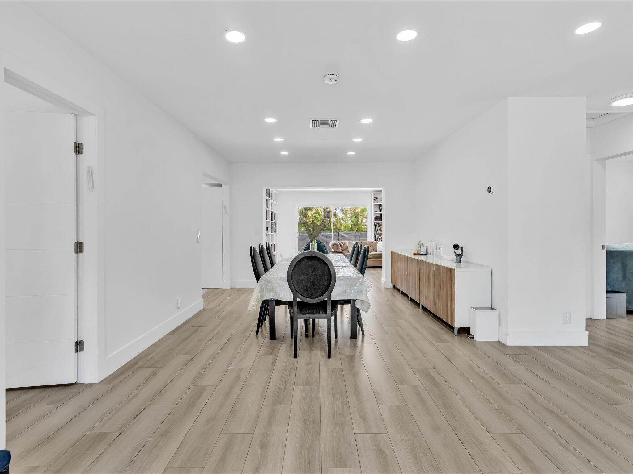 HOLLYWOOD HILLS - Residential