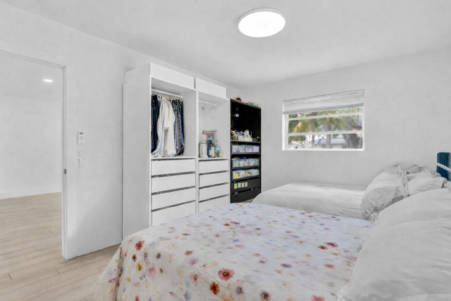 HOLLYWOOD HILLS - Residential