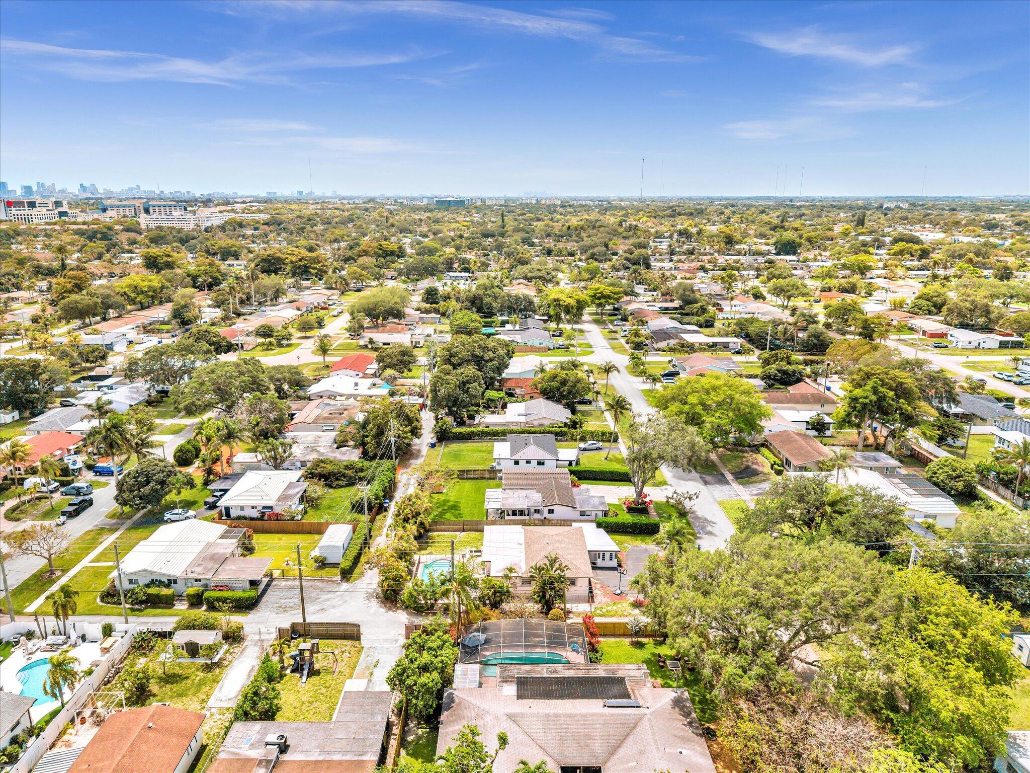 HOLLYWOOD HILLS - Residential