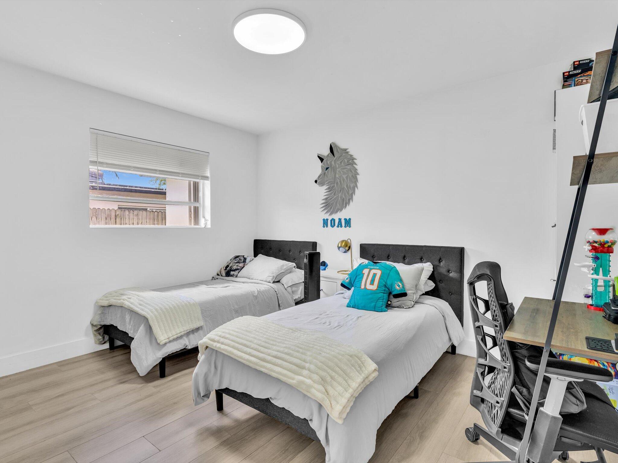 HOLLYWOOD HILLS - Residential