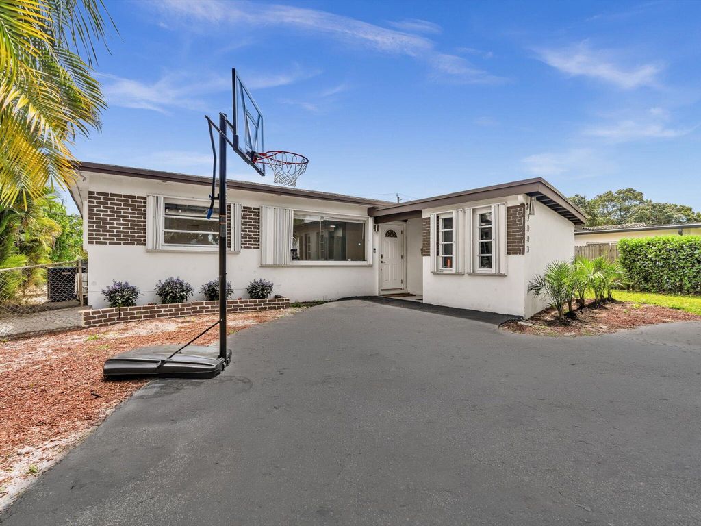 Photo of 2003 N 42nd Avenue, Hollywood, FL 33021 (MLS # B26016952)