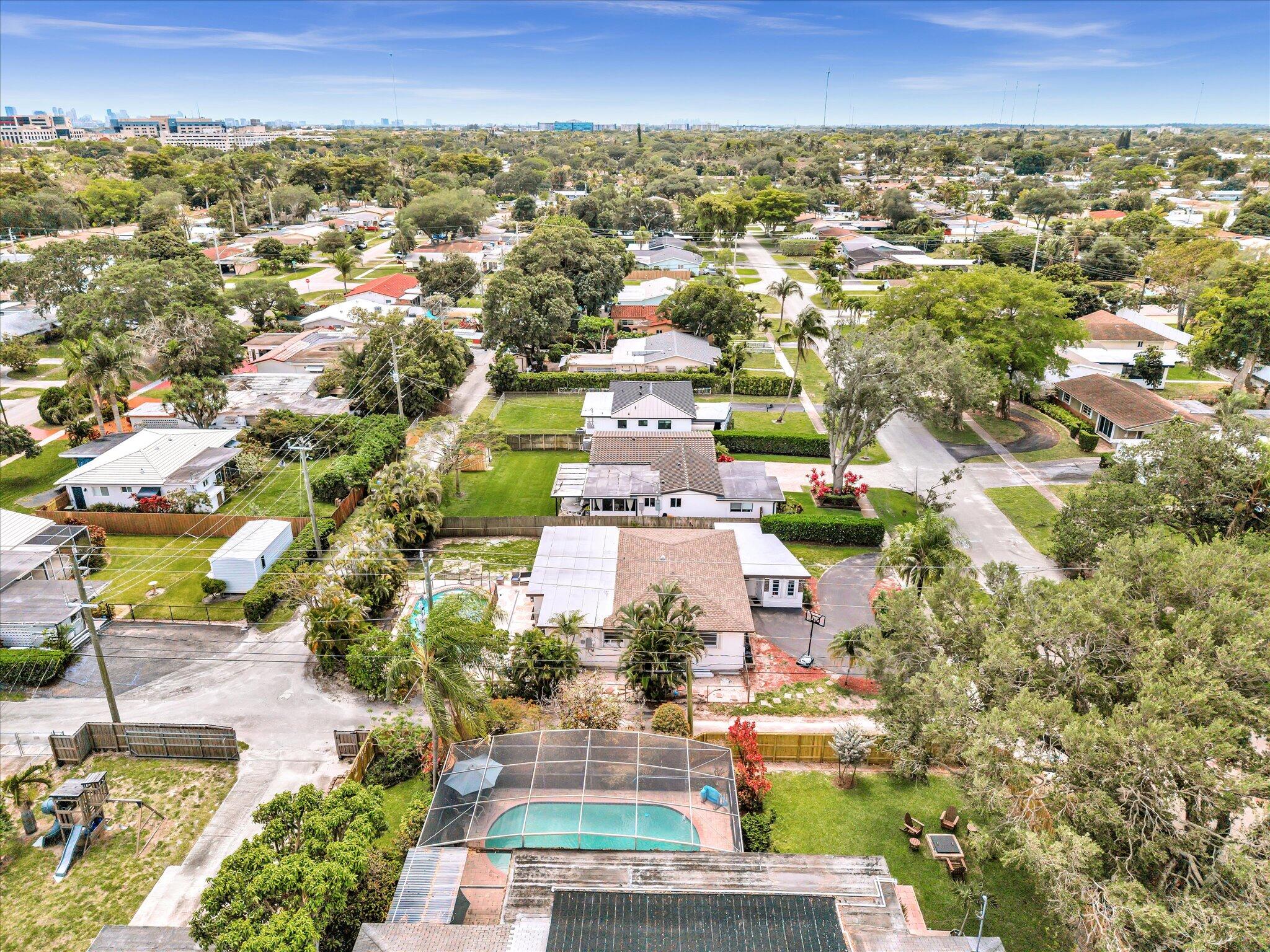 HOLLYWOOD HILLS - Residential