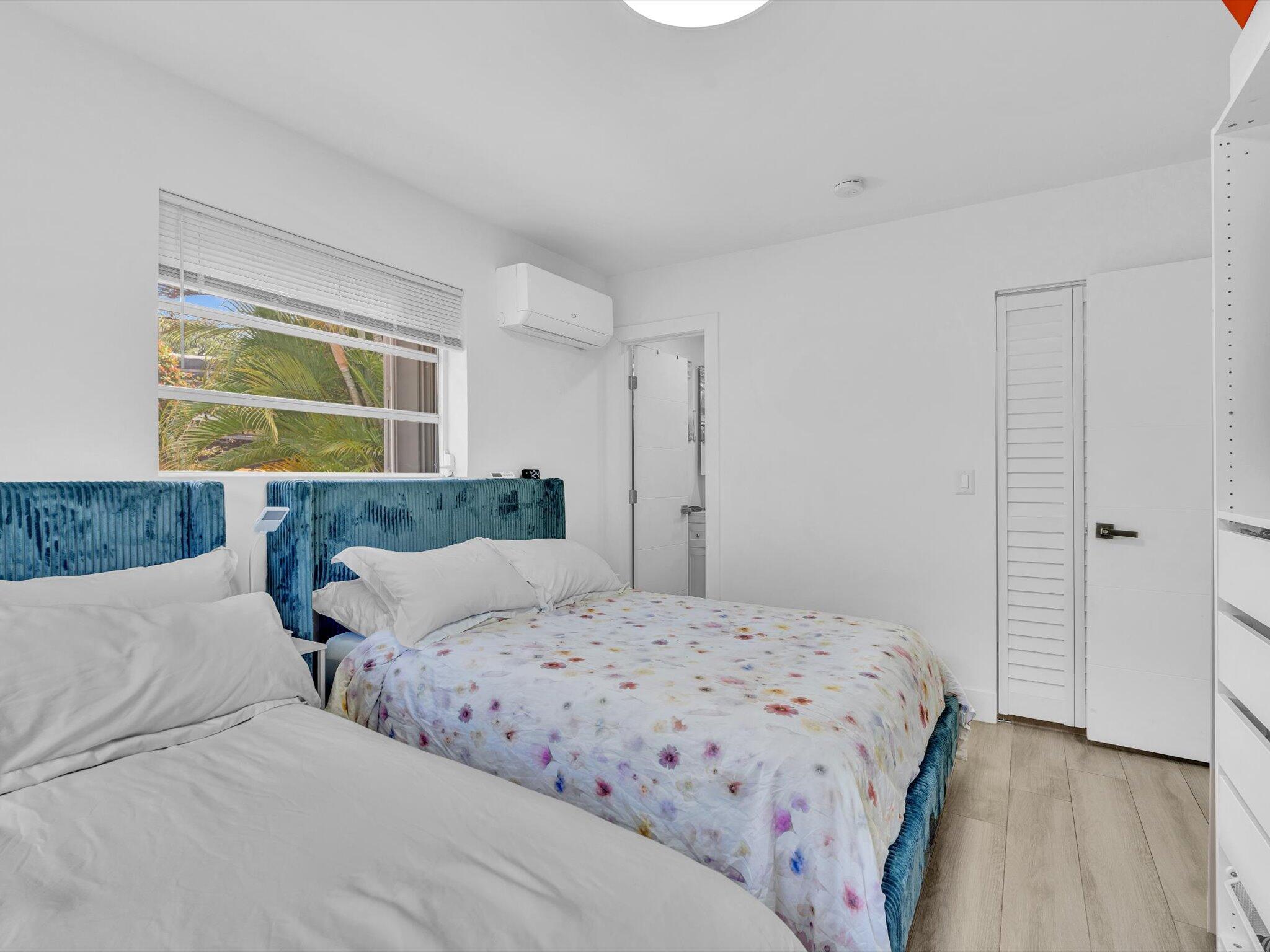 HOLLYWOOD HILLS - Residential