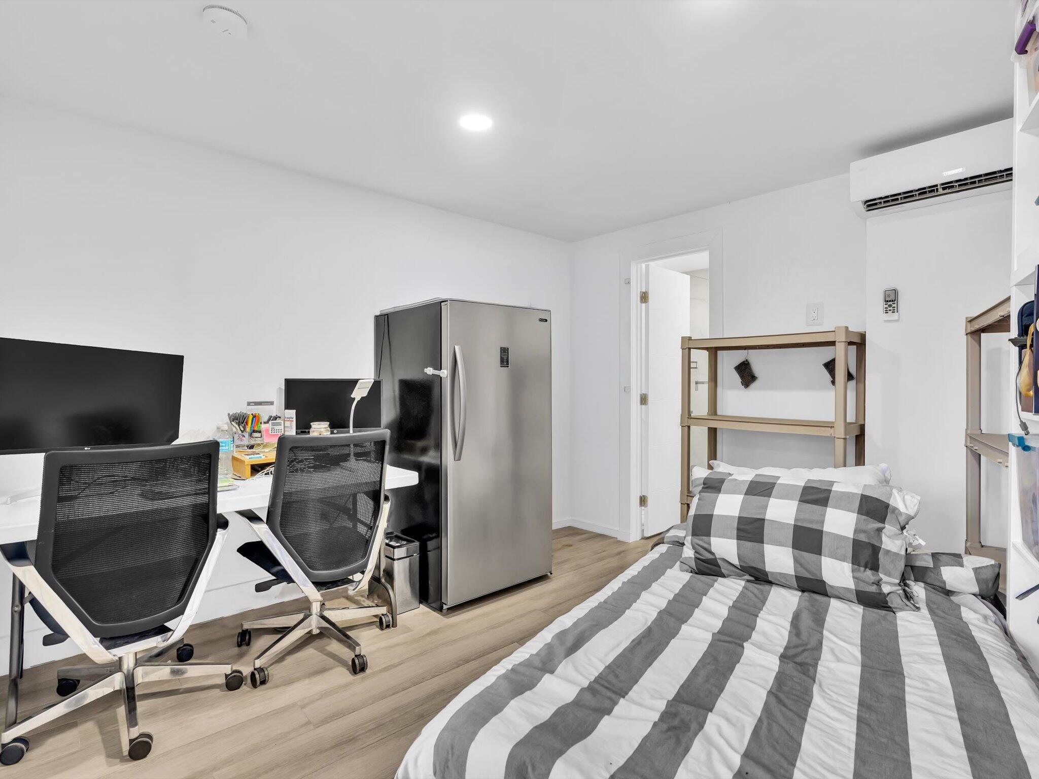 HOLLYWOOD HILLS - Residential