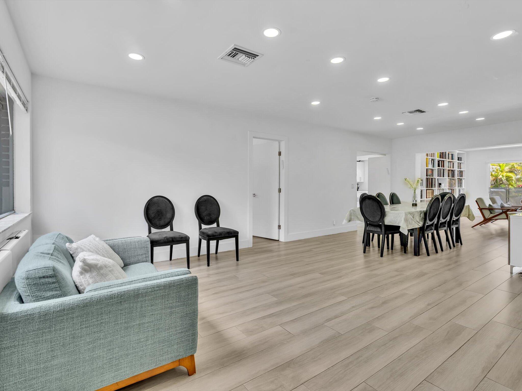 HOLLYWOOD HILLS - Residential