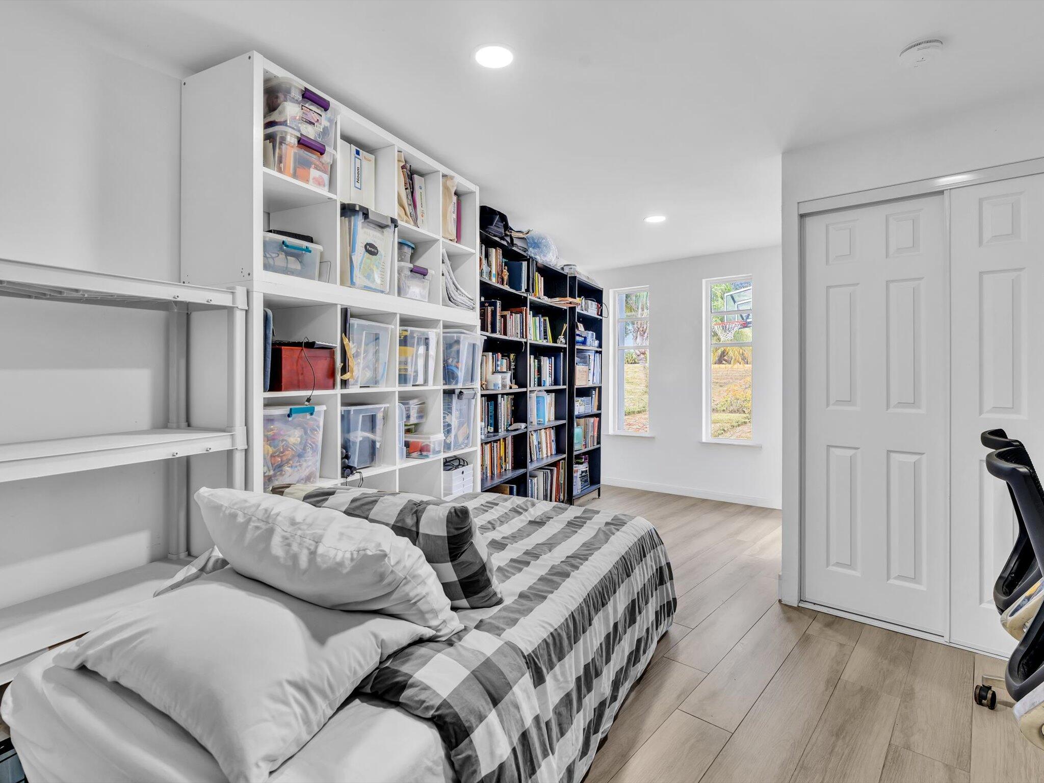 HOLLYWOOD HILLS - Residential