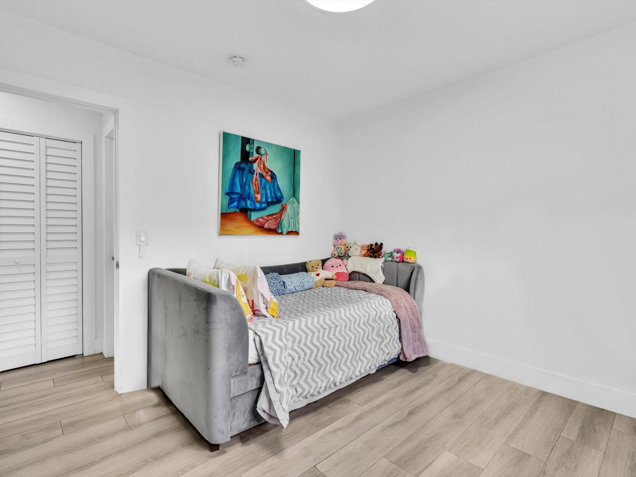 HOLLYWOOD HILLS - Residential