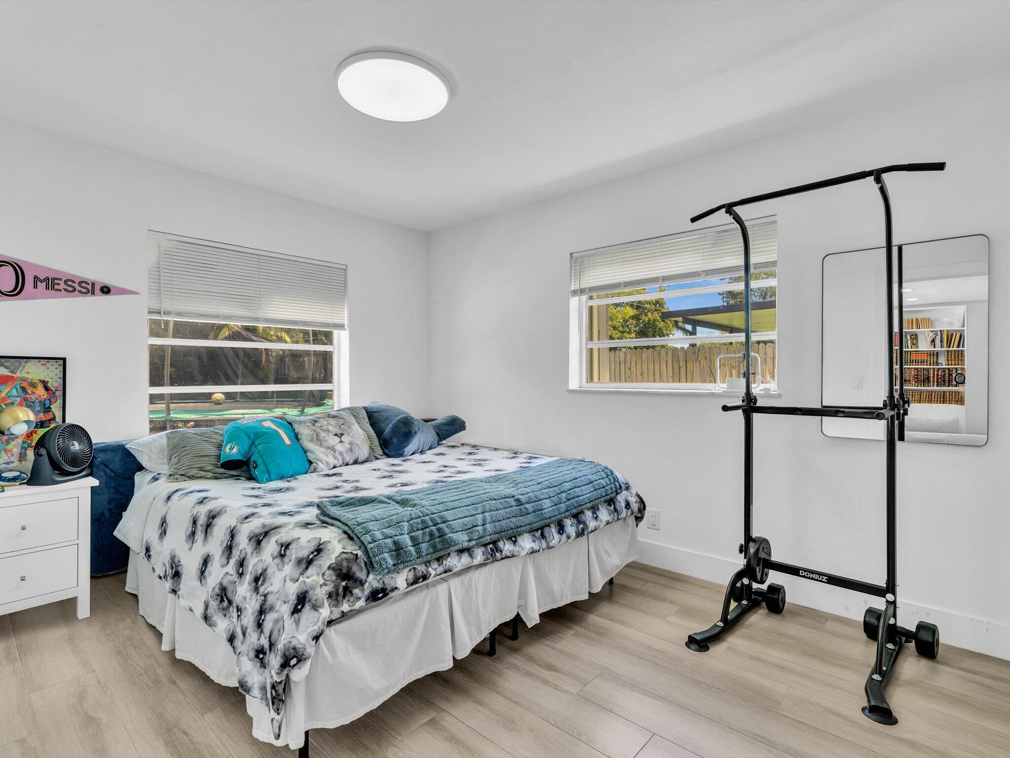 HOLLYWOOD HILLS - Residential