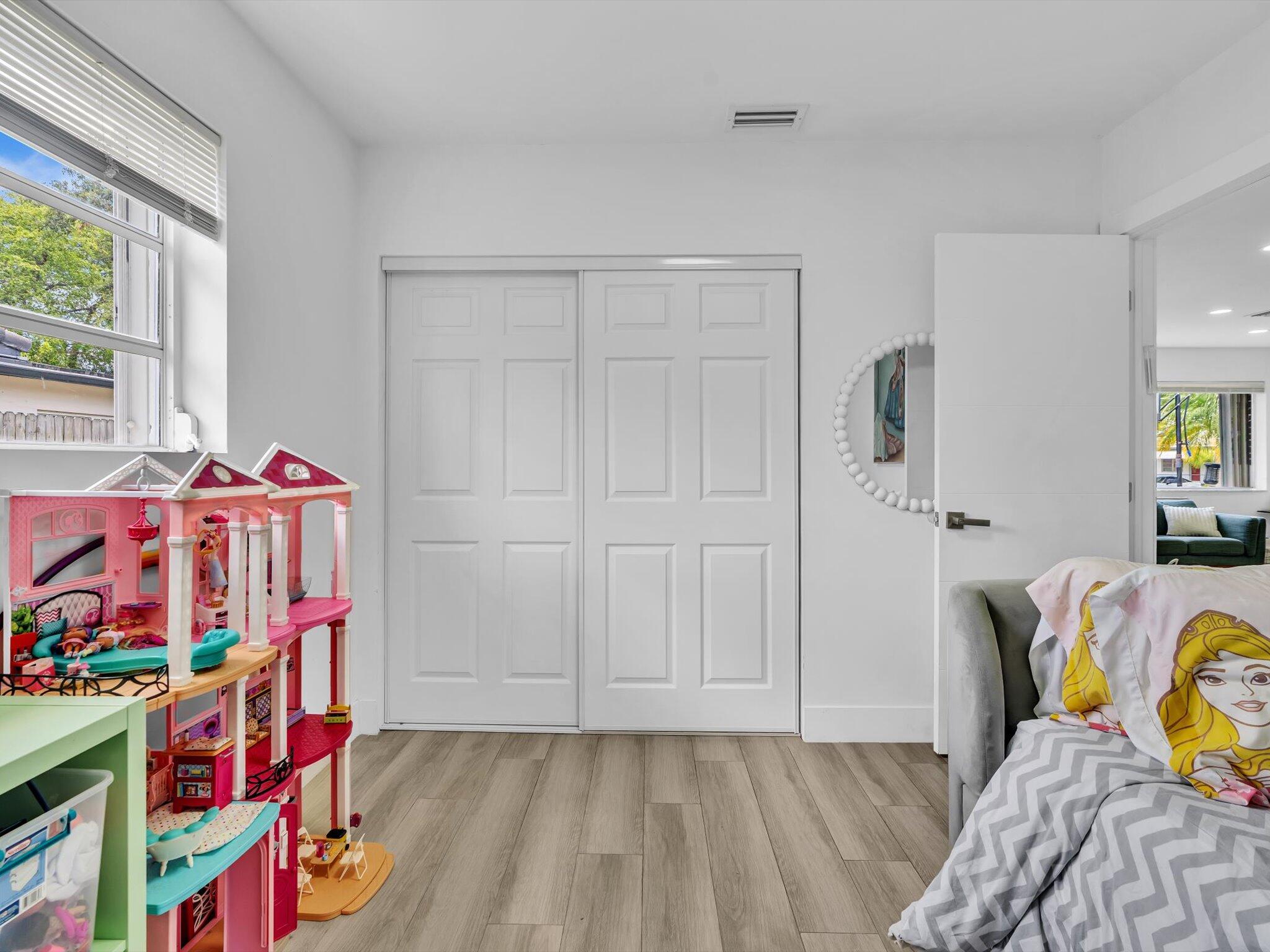 HOLLYWOOD HILLS - Residential