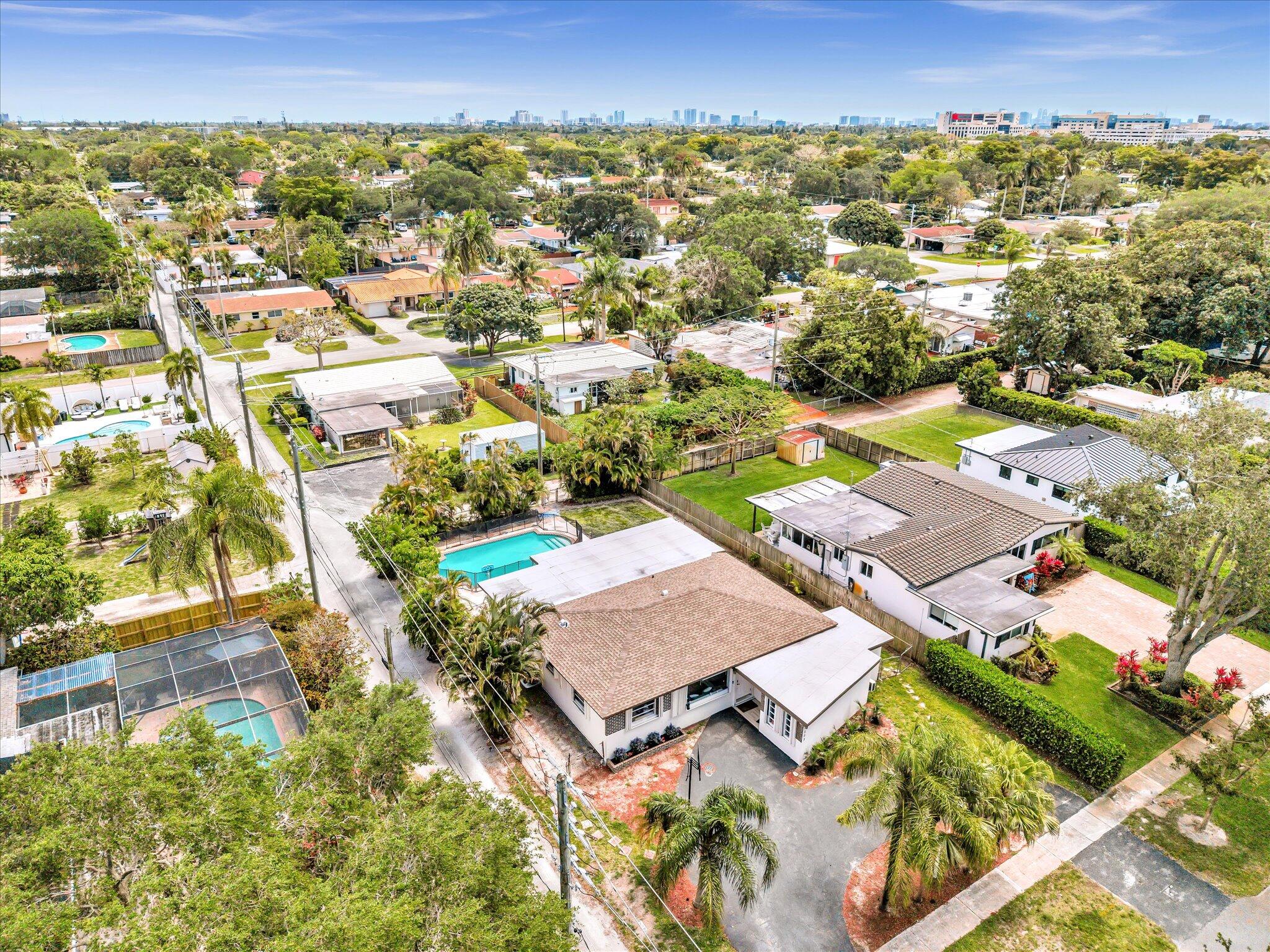 HOLLYWOOD HILLS - Residential