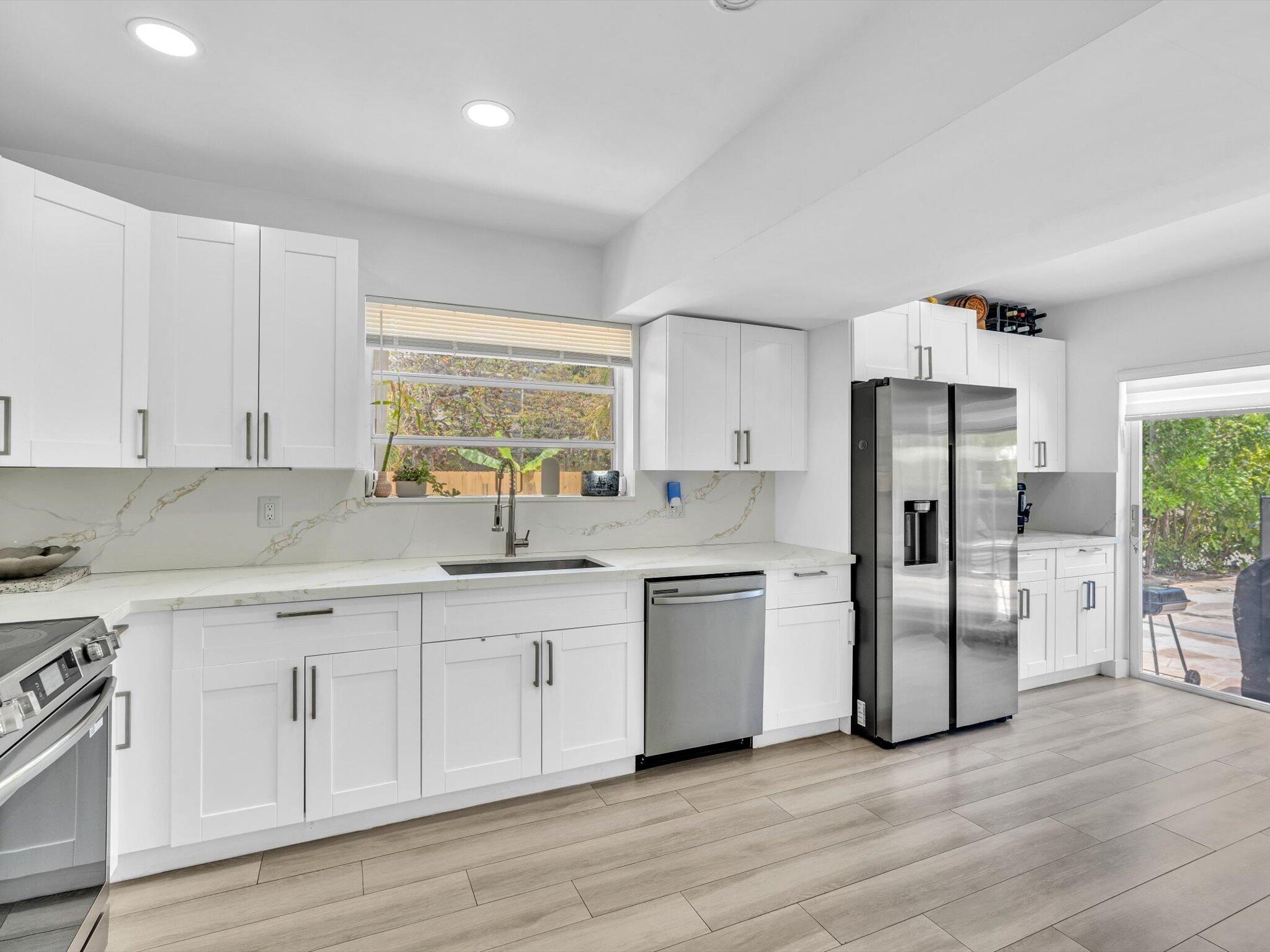 HOLLYWOOD HILLS - Residential