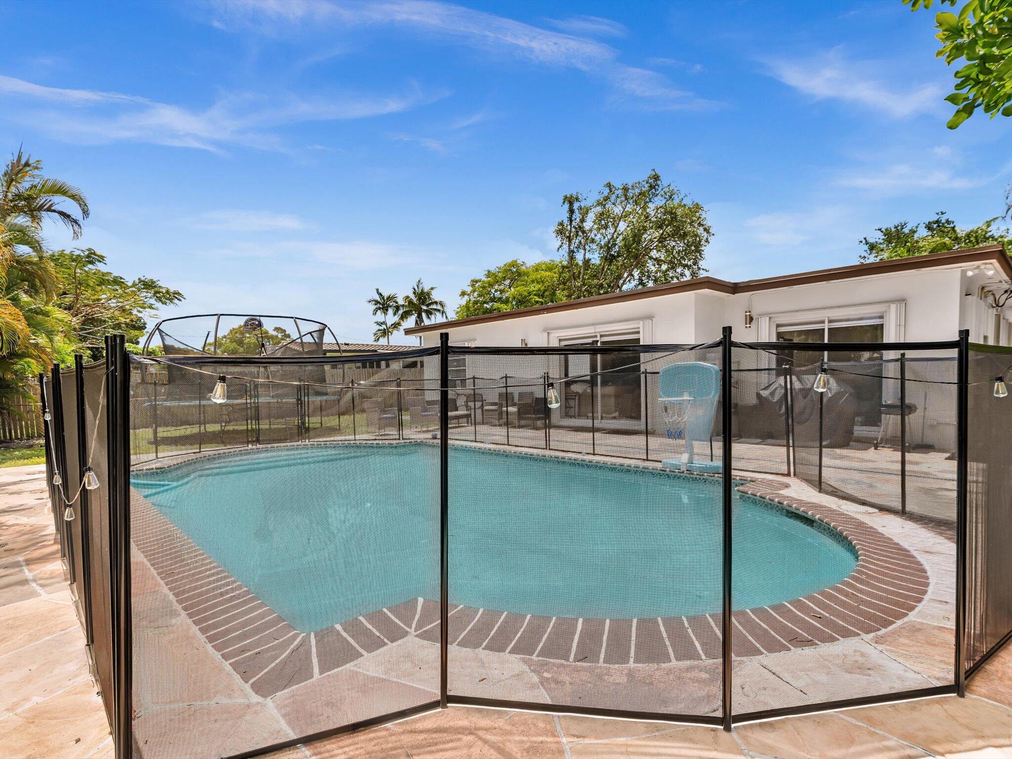 HOLLYWOOD HILLS - Residential