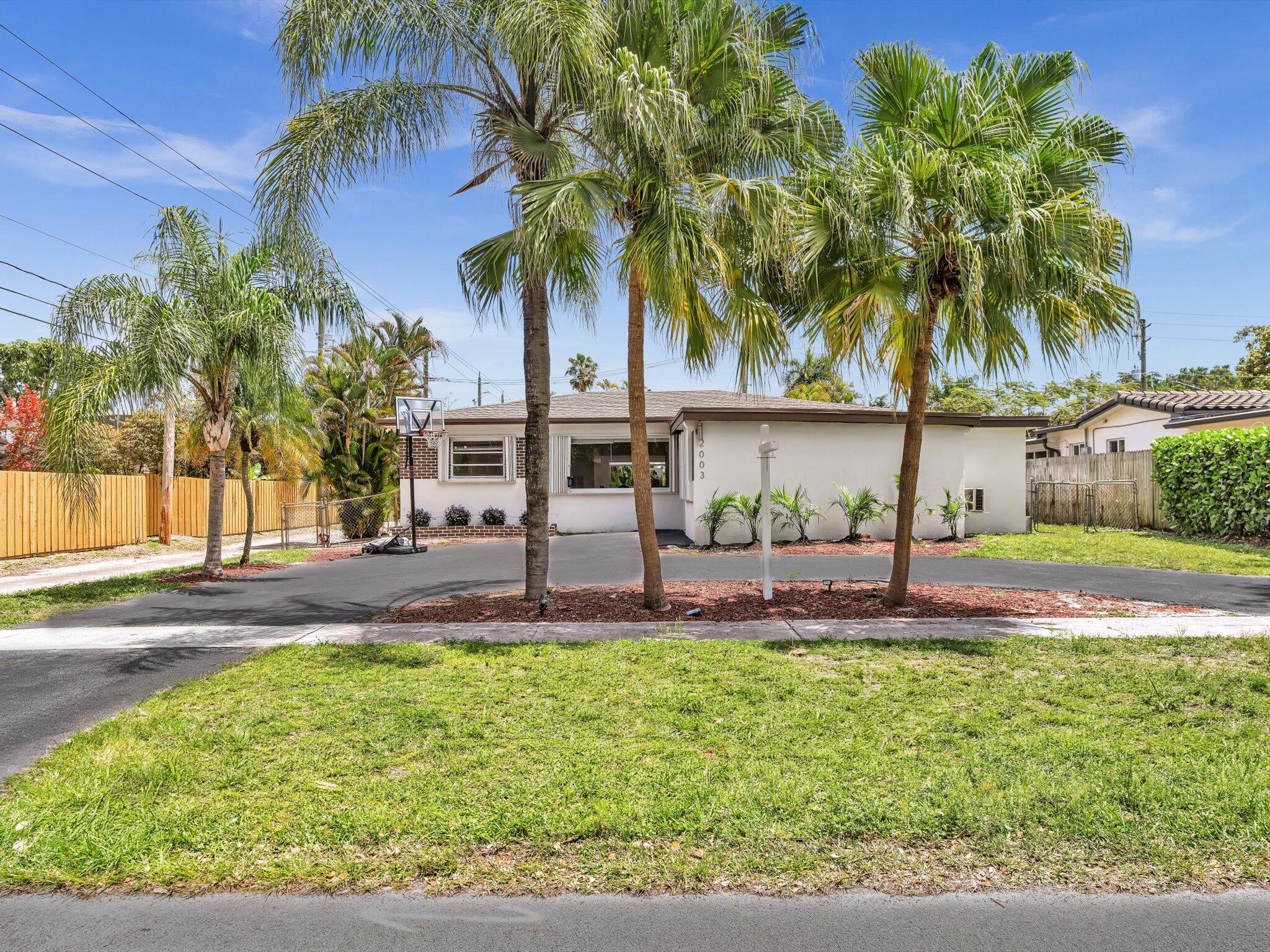 HOLLYWOOD HILLS - Residential