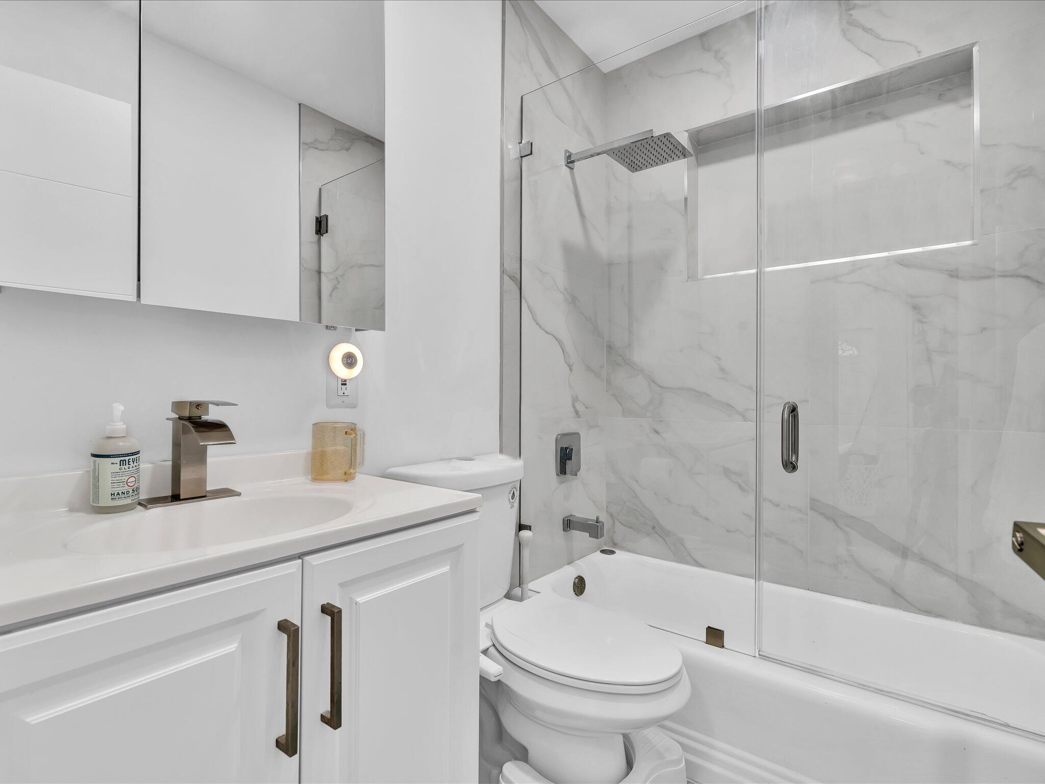 HOLLYWOOD HILLS - Residential