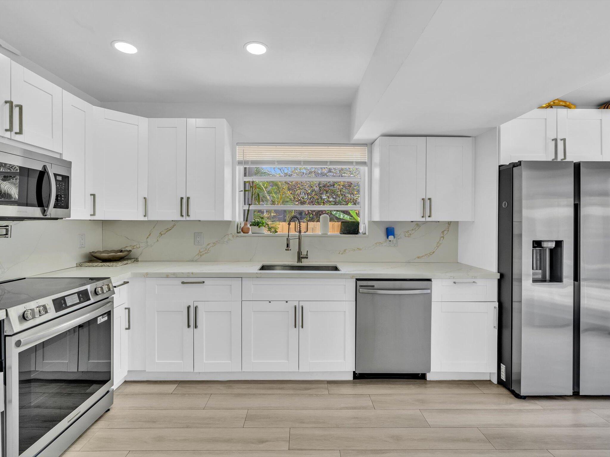 HOLLYWOOD HILLS - Residential