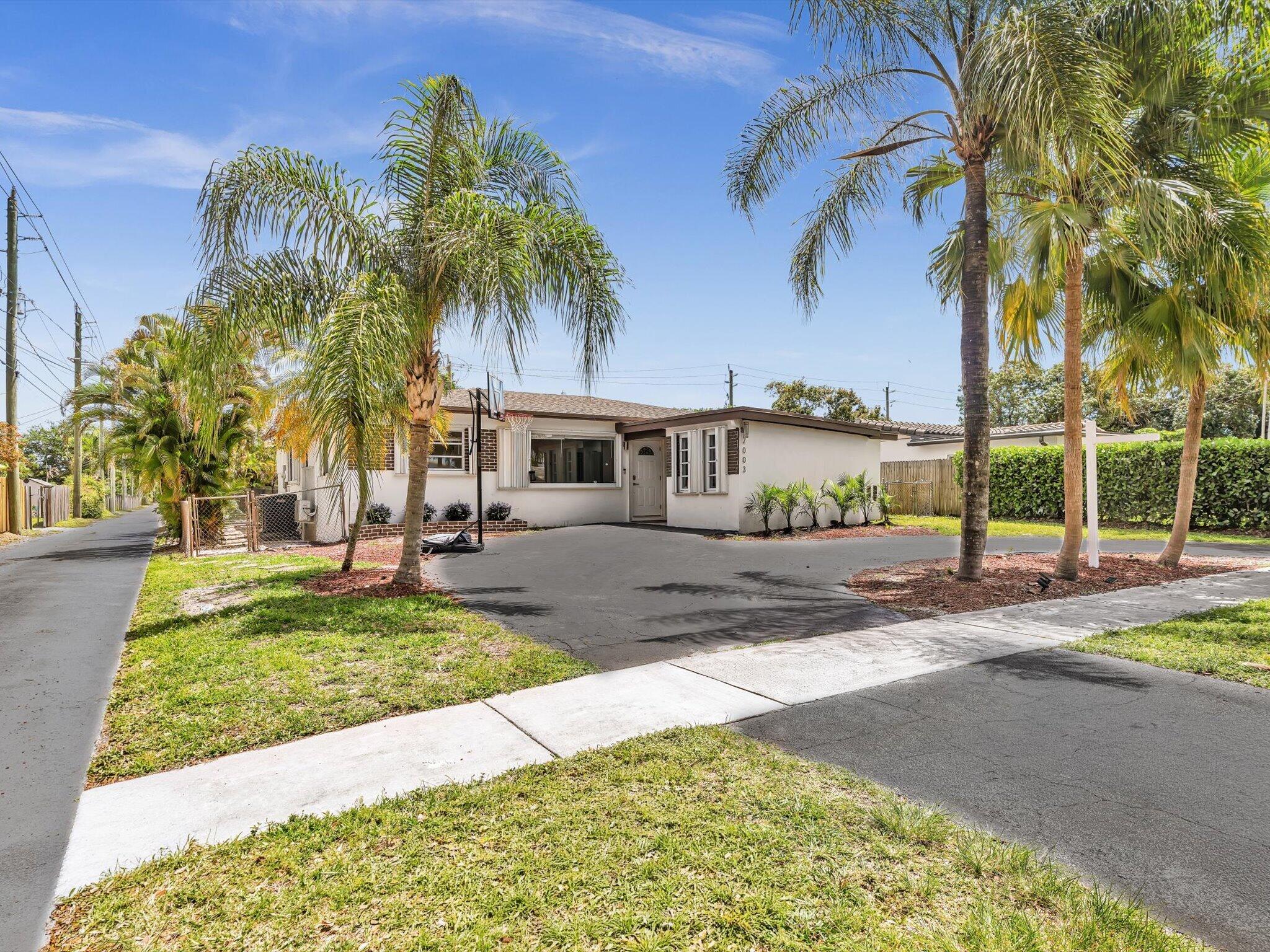 HOLLYWOOD HILLS - Residential