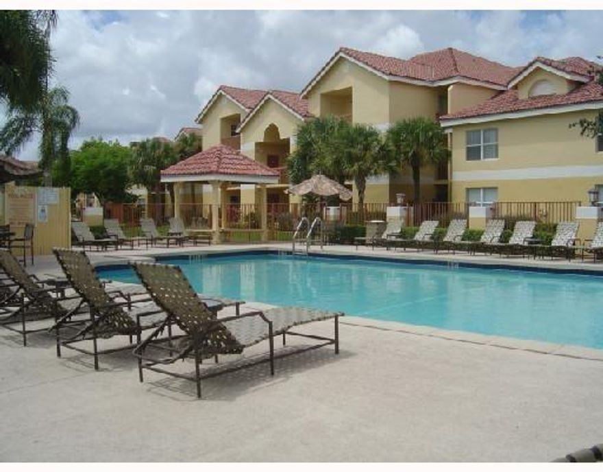 Spectacular 1 bedrom 1 bath tastefully decorated with neutral colors, modern contemporary designer look comes with granite, newer stainless steel appliances and tiles. Immaculate room with walk in closets, convenient washer and dryer in unit. Resort style living with lots or amenities and no rental restrictions.