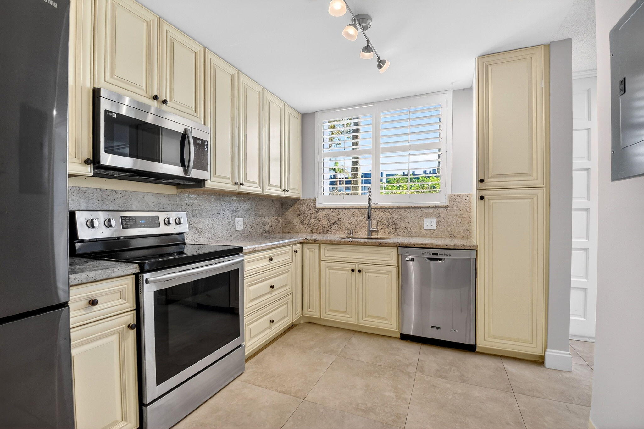 Fountains of Palm Beach NO 5 - Residential