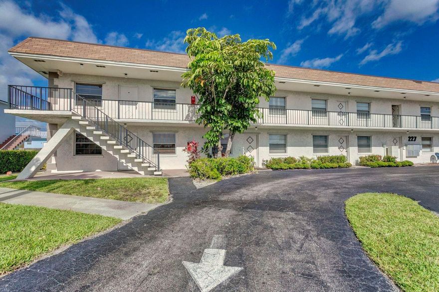 MOVE IN READY OCTOBER 1ST!!! FAST APPROVAL!!This condo offers close proximity to all desired, shops, restaurants, or the beach. Walk to Lakeside Park  or over to the dog park at Anchorage, come enjoy all that North Palm has to offer. This appartment is fully renovated in a safety and beautiful place, enjoy this enveiromment with your family.