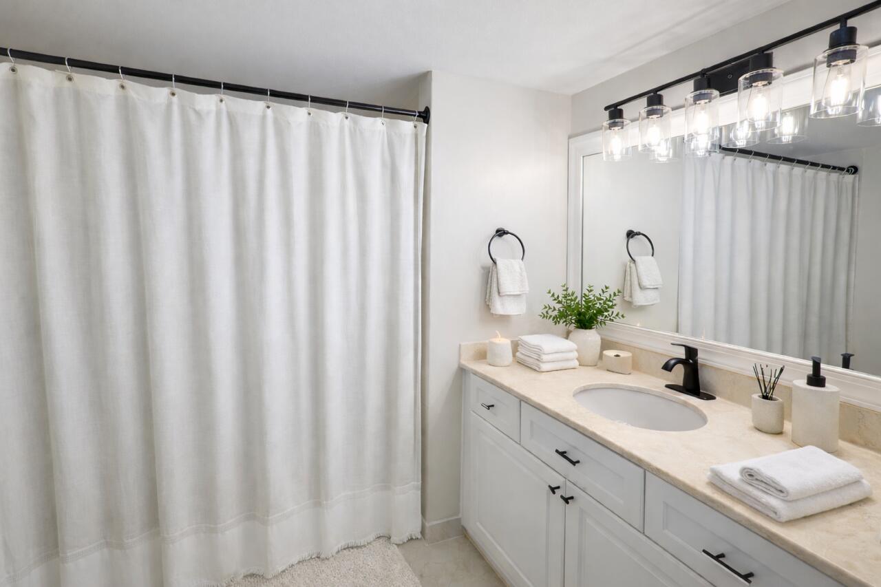 THE YACHT CLUB ON THE INTRACOASTAL - Residential